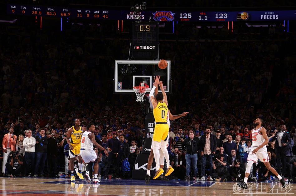 哈利伯顿抢断策动 托平快速上篮成功